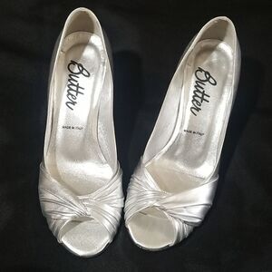 Butter Chanelle Silver Metallic Peep Toe Kitten Heel Pump. 8.5